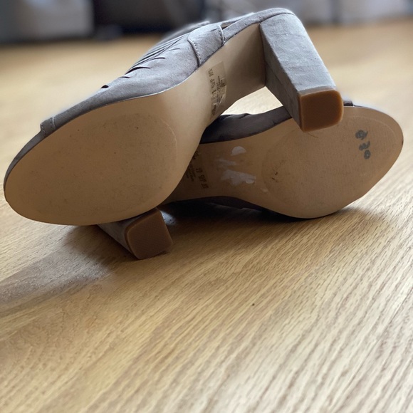 Cute and casual Faux suede sandal chunky 4inch heel. No tags but never worn. - Picture 3 of 4